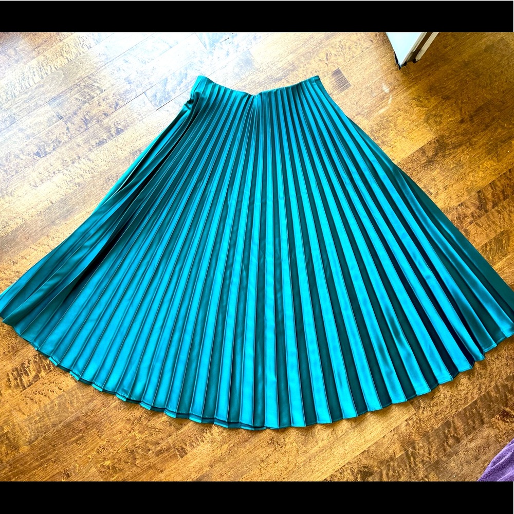 GORGEOUS Emerald Blue / Green Pleated Zara Skirt